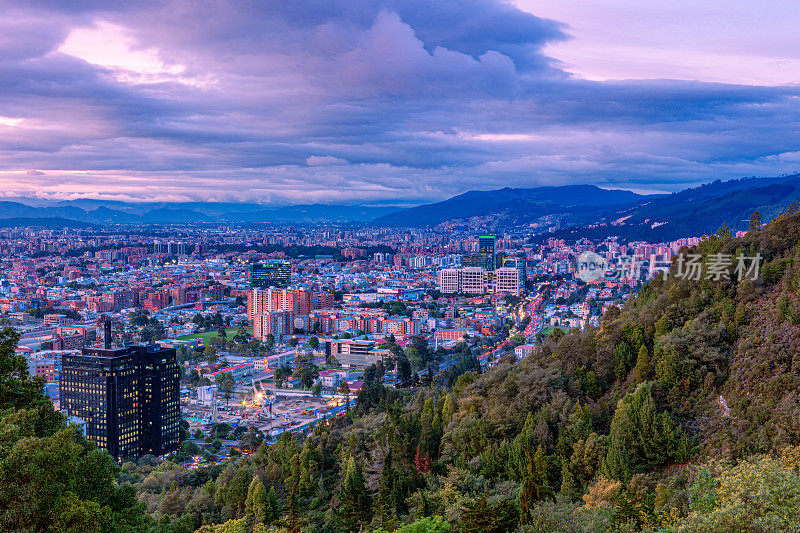 波哥大，哥伦比亚-高角度全景Barrio De Usaquén在首都城市，从La Calera高地在安第斯山脉刚刚日落。